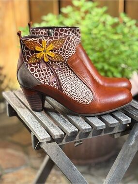 Leather ankle boots with flower detail.